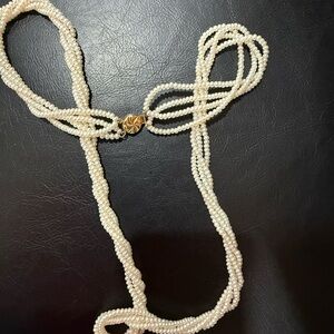 Elegant Pearl Necklace with 14 k Gold Clasp